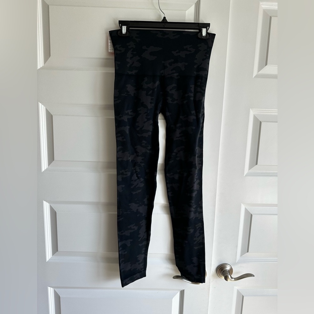 SPANX Look at Me Now Seamless Leggings in Black Camo NWT - Picture 7 of 7